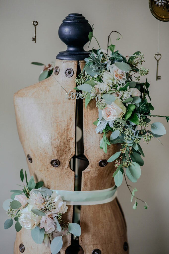 Modepuppe mit Blumenarrangement